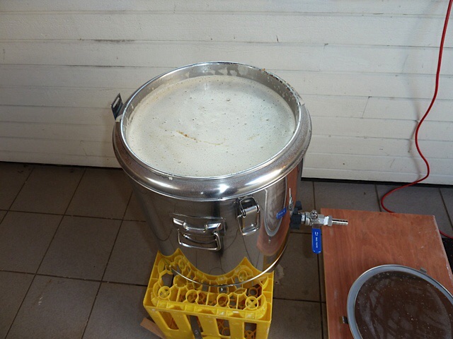 Fertig eingemaischt, die Temperatur ist mit 68C gut getroffen, nach 15min rühren dann 67C. Deckel drauf und warten.
