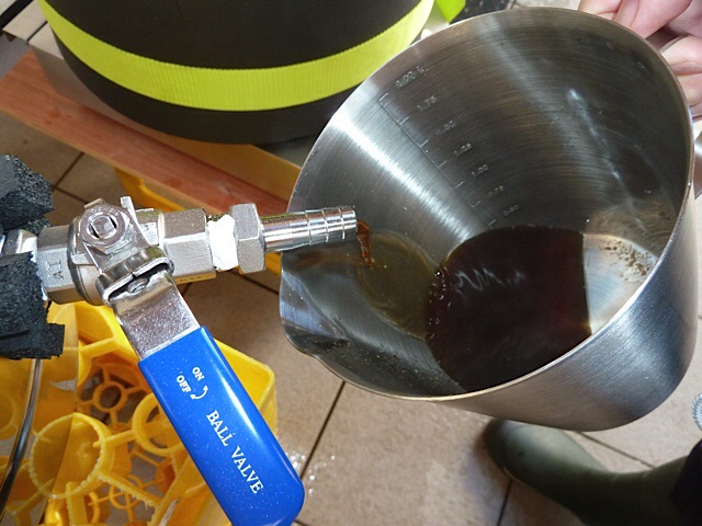 Das Läutern kann beginnen. Nach 2 Litern lief es schon klar...