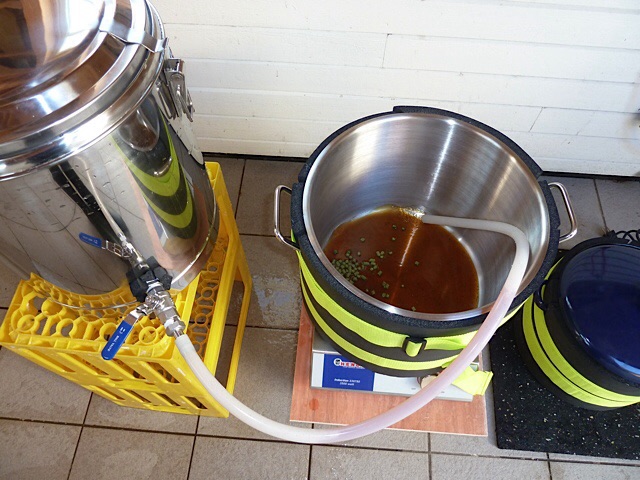 ... und ab in die Pfanne. Der VW Hopfen liegt schon drin.