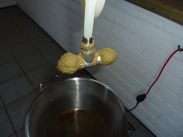 Ganz am Ende setzte sich mein Hopfenseiher dicht, er ist ein mit einem Edelstahlschwamm bestücktes T-Stück. Der Verlust war aber gering.