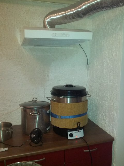 Beim Kochen mit Einkocher und Topf+Tausieder. Echt suboptimal, sowohl vom Aufheizen, als auch der Fläche die nicht komplett under dem Dunstabzug platz findet.<br />Hendiplatte+Induktionstopf wird die nächste Anschaffung.<br />Ach so, der kleine Lüfter sogt dafür, dass der Einkocher nicht vor Überhitzung abschaltet.