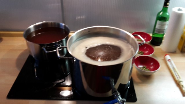 Wallendes Kochen, dank 1,5KW Tauchsieder innerhalb weniger Minuten. hinten die ca. 4l mit 2°P zum Verdunstung ausgleichen
