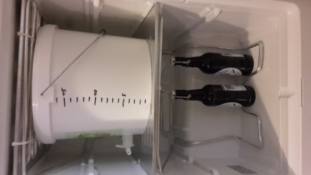 Mein Umgebauter Tiefkühlschrank. Es passen knapp 40l in Flaschen rein oder eben der Gäreimer und ein paar Flaschen.