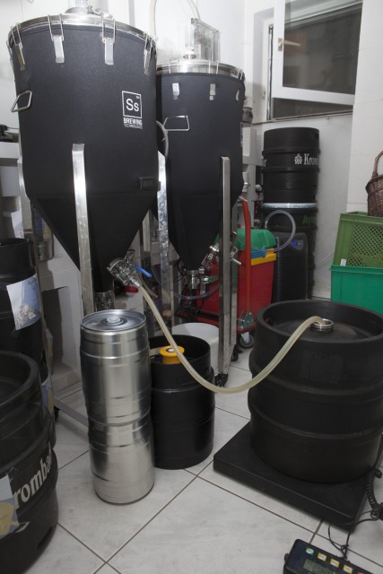Abfüllen von Sud #98 in ein 30L Keg, ein 10L Keg und 2 5l Partyfässer.