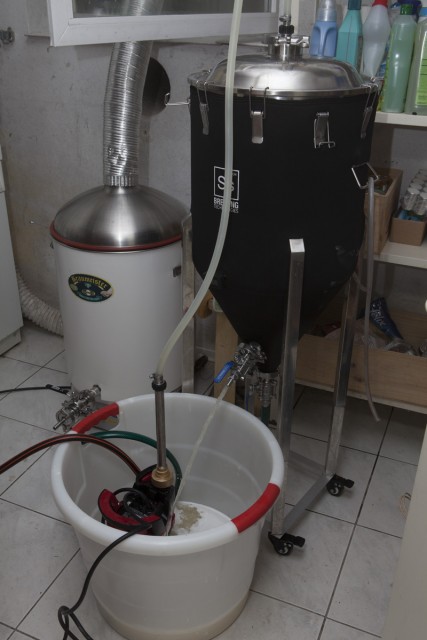 Während der Kochzeit ist Zeit zum Reinigen des Fermenters. Erst PBW, dann Spülen mit Wasser, dann Star San.