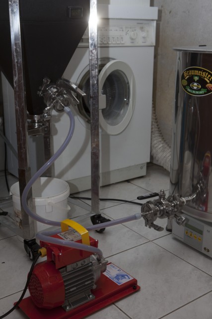 Nach dem Whirlpool, wird in den Fermenter gepumpt. Dort wird dann mit der eingebauten Kühlschlange gekühlt.