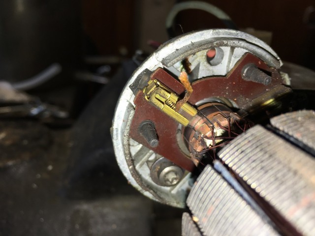 Zur Sicherheit wurde hinter den Kohlenhalter noch ein Stück Klebeband geklebt damit dieser auch wirklich kein Kontakt zum Gehäuse bekommt.