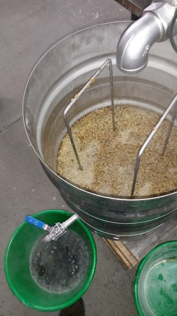 Geläutert wird in einem umgebauten 58,66 Liter Edelstahlfass. Der obere Ring (mit den Griffen) wurde abgeschnitten und umgedreht am unteren Ring (Fuß vom Fass) angeschweißt. Die obere Kappe vom Fass wurde entfernt. In der Mitte vom Fassboden (tiefster Punkt) und seitlich durch den unteren Ring wurde ein Loch gebohrt. Am Fassboden wurde ein gebogenes Rohr angeschweißt, was seitlich durch den unteren Ring ins Freie ragt. An diesem Ende wurde ein Kugelventil angeschweißt. Als Siebboden dient ein Lochblech, was mit seinem Rand auf der Bodenkappe vom Fass rundherum aufliegt. Zum herausheben dienen zwei zu Griffen gebogene und angeschweißte Rundstäbe. Der Nachguss wird im Einkochtopf auf Temperatur gebracht. Seine Temperatur wird mit einem zweiten digitalen Thermometer überwacht.
