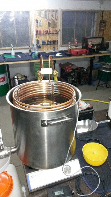 Nachdem der Strudel vom von Hand erzeugten Whirlpool zum Stillstand gekommen ist, wird die Temperatur mit einem selbst gebauten Würzekühler heruntergekühlt. Tempraturüberwachung wieder mit digitalem Thermometer. Das warme Wasser kann zum Aufwaschen der Gerätschaften in den nun leeren Eimern aufgefangen werden (zumindest zum Teil).