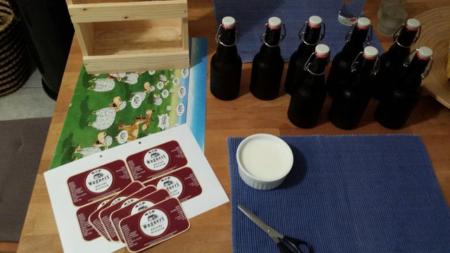 Hier werden die Etiketten aufgeklebt. Eine Mischung aus Vollmilch und Wasser (1:1) hat sich für mich als das Optimum herausgestellt. Es klebt sehr gut und geht mit Wasser superleicht wieder ab.