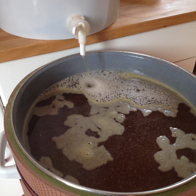 05.Sud_Märzen_OG_20150711_135429_klein.jpg (466.37 KiB) 3263 mal betrachtet Pfanne fast voll - dünner Strahl