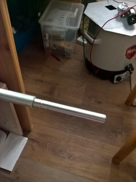 Zu sehen die Edelstahlhülse in voller länge. Anschließend hab ich den Sensor noch bis zum zweiten Ring in das Rohr getrieben.