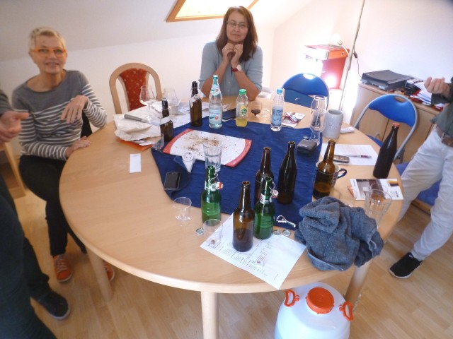 Was vom Tage übrigblieb: Gute Erinnerungen und ein kleines Chaos auf dem Tisch.