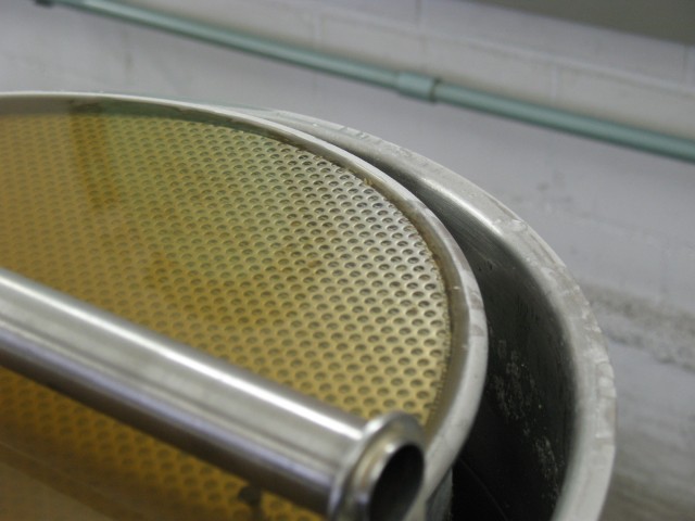 Braustift80001.JPG (1.3 MiB) 2420 mal betrachtet Sogar soviel, dass das obere Sieb stark nach oben gedrückt wird