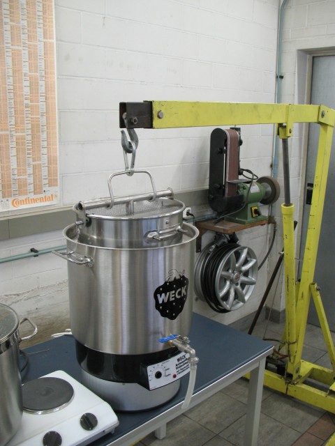 Braustift90001.JPG (1.4 MiB) 2420 mal betrachtet Eher überdimensionierter Aufzug für den Topf