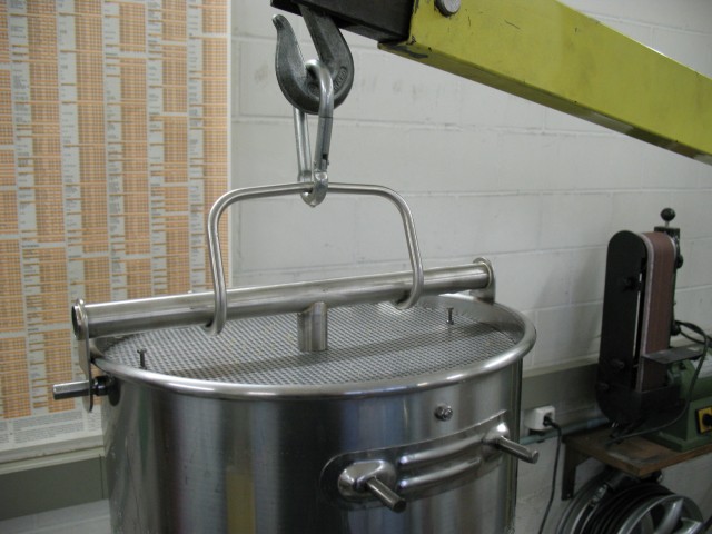 Braustift100001.JPG (1.41 MiB) 2420 mal betrachtet Aufhängevorrichtung und zugleich Niederhalter des oberen Siebes