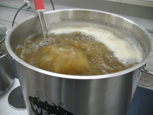 Braustift110001.JPG (1.42 MiB) 2420 mal betrachtet Ich musste mit einem Tauchsieder dem Weck auf die Sprünge helfen damit er die 100°C erreichte