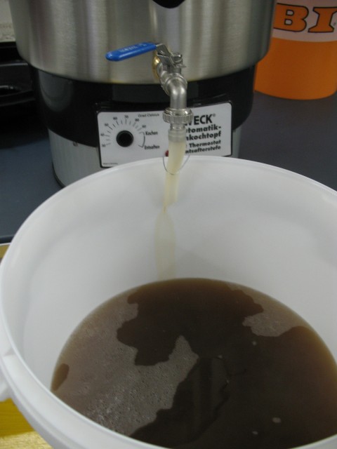 Braustift130001.JPG (1.18 MiB) 2420 mal betrachtet Abfüllen in den Gärkessel