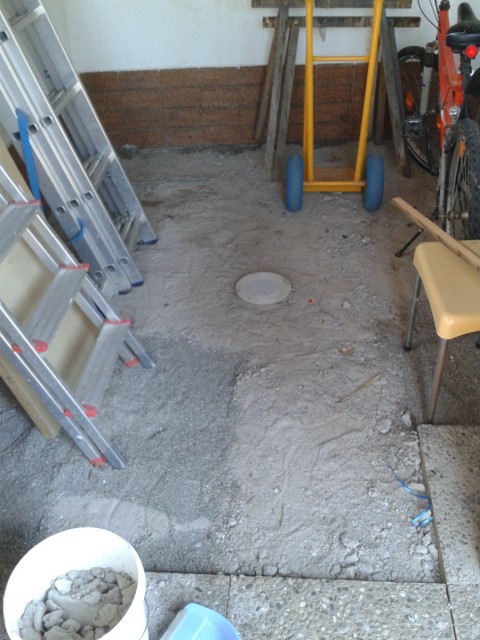 Abfluss ist gelegt und die Waschbetonplatten weg