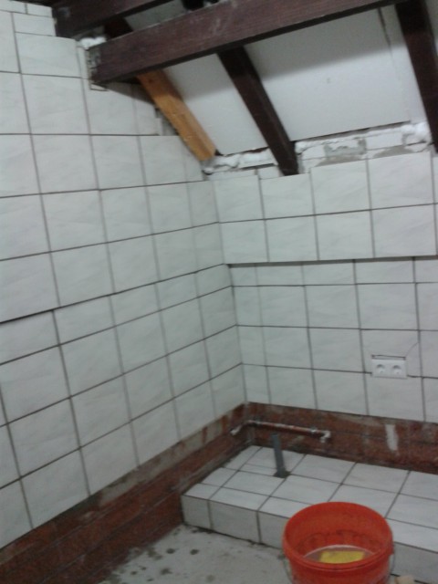 Gefliest wurde und Strom ist auch schon da
