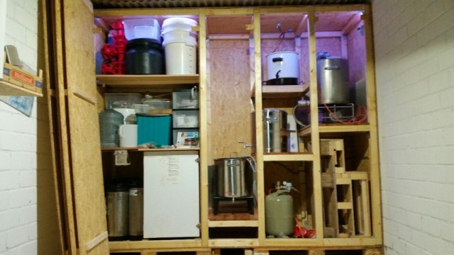 fertig und eingeräumt, links daneben stehen die Türen. Es war mir wichtig die Brauerei auch schließen zu können ...