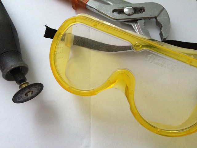 verwendetes Werkzeug und Schutzbrille