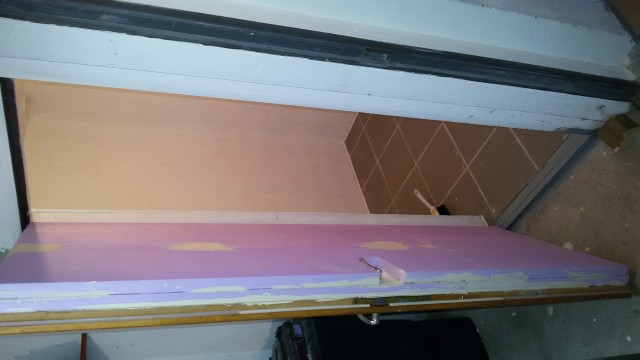 Tür mit 2x3cm Styrodur beklebt, im Eck oben die Belüftungsöffnung