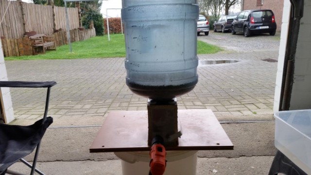 das erste Mal selbst geschrotet. Hab das Malz zweimal durchgejagt, dann sah es gut aus ...