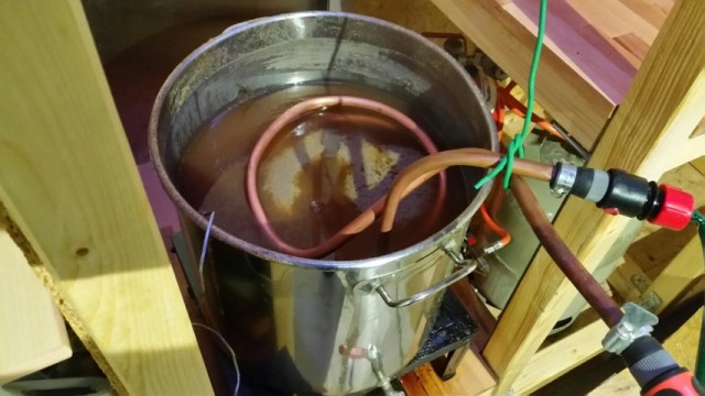 Das Kühlen mit der Kupferspirale ging auch recht fix, und das Kühl-Wasser wird echt heiss !!!