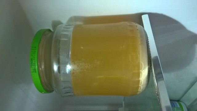 Erntehefe vom Starter - klassisch im Gurkenglas. <br />Mein Kühlschrank steht auf der Wand, weil ich die Gravitation um 90° gedreht habe.