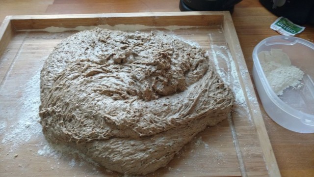 Jetzt ist Handarbeit angesagt. Bis zu 200g Mehl werden verknetet.