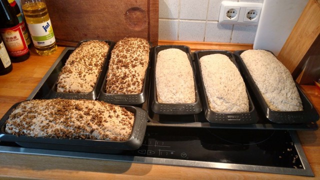 So sehen die 6 Formen vor dem Backen aus...