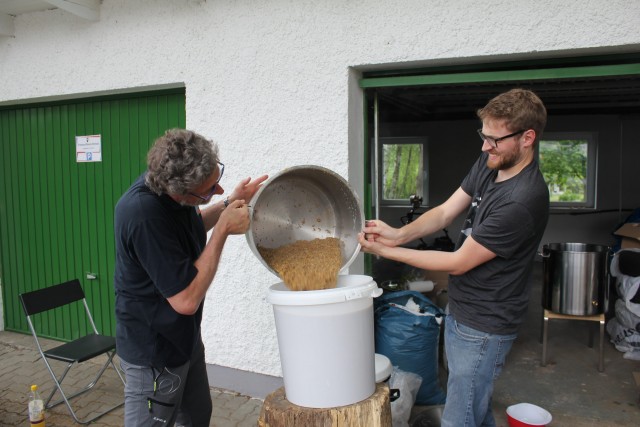 Gemeinsam in den Läuterbottich gehievt. Ist alles noch provisorisch an der Braustelle, ziehe aber demnächst um und werde die Anlage dann fest installieren. Nachgüsse habe ich im alten Einkocher gemacht. Sieht man manchmal oben auf den Bildern.