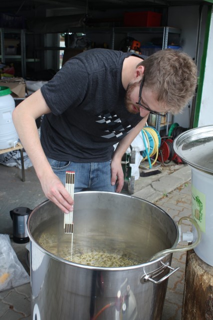 Kurzer Pegelcheck. Wie man erkennen kann hatte ich den Mittelfrühen schon vorgelegt und während geläutert wurde schon den Brenner angeschmissen.