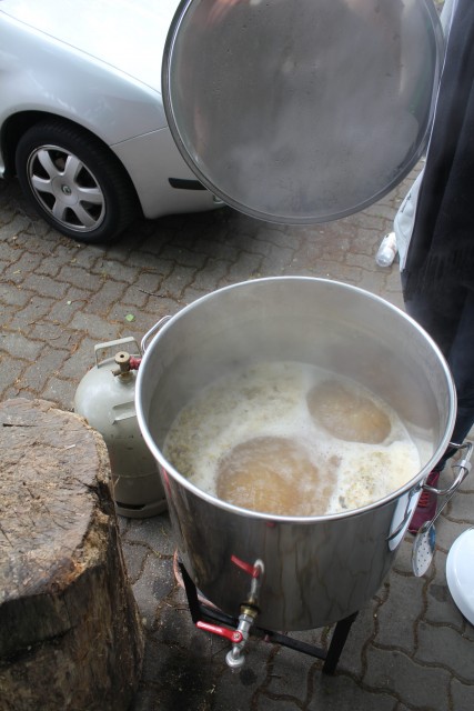 Nach kurzer Zeit kochte es dann sprudelnd. Bilder von den anderen Hopfengaben habe ich leider nicht, da musste ich mir doch mal mein Mittagessen genehmigen und hatte nicht viel Zeit für Fotos. Vor der letzten Hopfengabe habe ich mit Eis auf ca 80°C gekühlt, da mir noch die Kühlspirale fehlt.