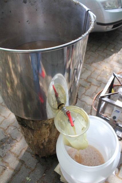 Da der Whirlpool nicht so wollte wie ich, noch zur Sicherheit den Filter nachgehängt. Es plätschert noch sehr ins Fass, da muss ich mir was überlegen.