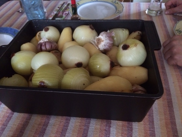 Und was darf nicht fehlen?<br />Ein wieder geniales Abendmahl..man beachte die ganzen gedünsteten Knoblauch und Zwiebelbollen...<br />Unter dieser schicht waren noch kartoffeln und lecker Hühnerkeulen ala griechischer Art versteckt!<br />Ein würdiger Abschluss!