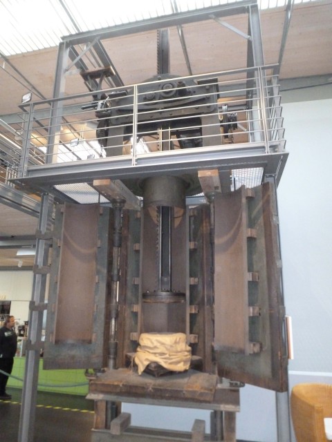 Eine gigantische Hopfensackballenpresse.