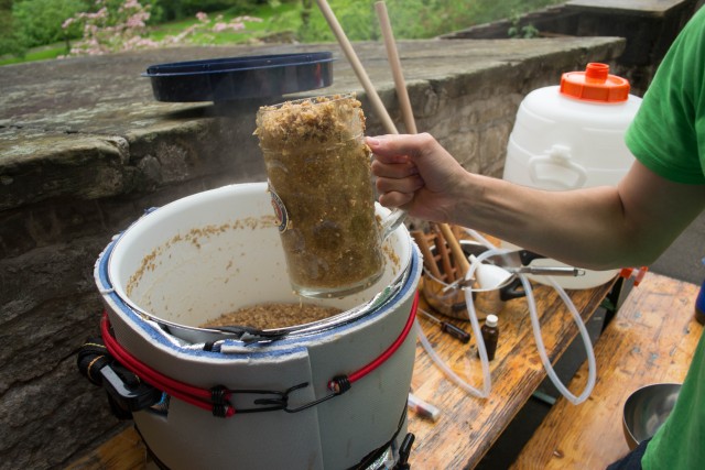 Umschöpfen der Maische im Maßkrug