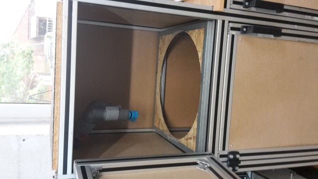 Blick ins Innere. Ich hab ein Loch in eine OSB platte geschnitten und die Platte mit U-Eisen verstärkt.