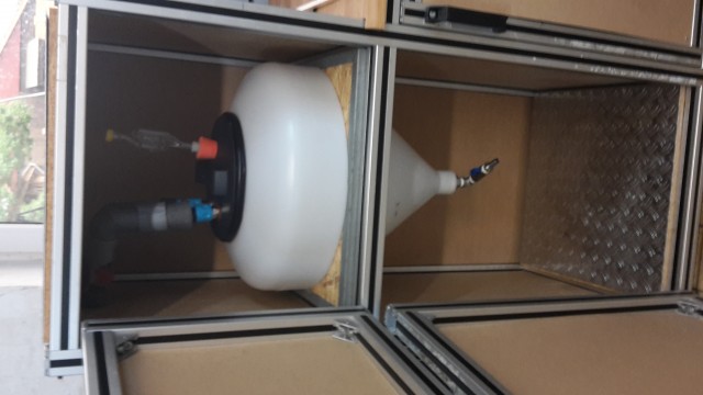Kühlschlange ans Umwälzthermostat angeschlossen und Gärverschluss drauf.