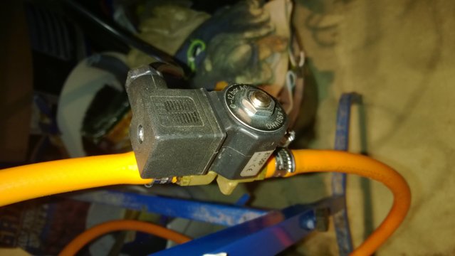 Magnetventil<br />Verwendet werden ausschliesslich gängige Gasheizungskomponenten (alle über Internetauktionen erhältlich). <br />Dieses Ventil ist im stromlosen Zustand geschlossen. Das ist Standard, soll aber hier erwähnt sein.