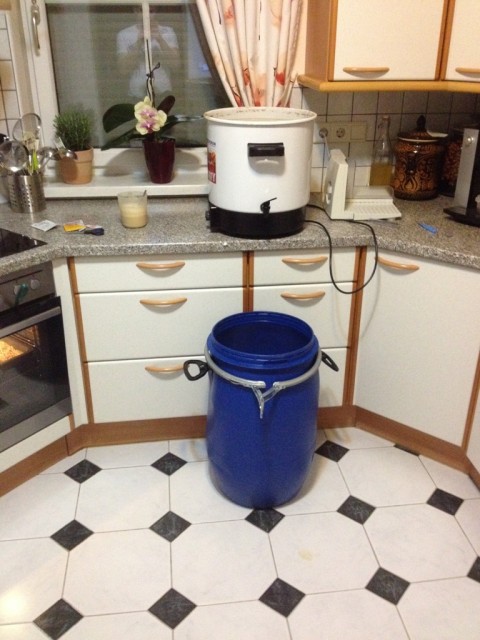 2.jpg (287.95 KiB) 4278 mal betrachtet Erster Sud in der Küche