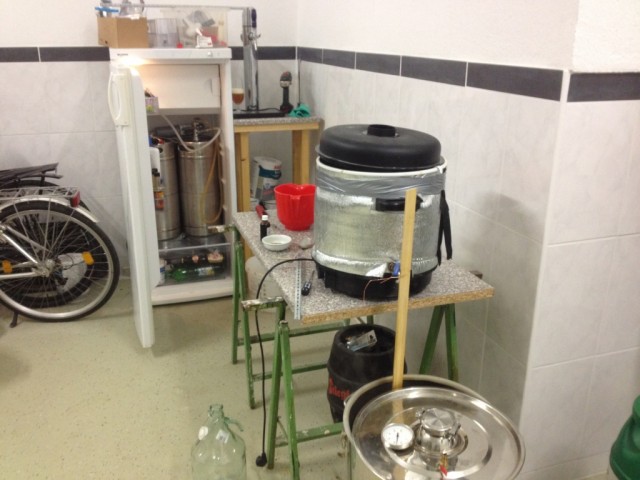 5.jpg (235.06 KiB) 4277 mal betrachtet Brauen in der Man Cave mit inzwischen selbst gebauten Zapfkühlschrank und anderer Modifiaktionen