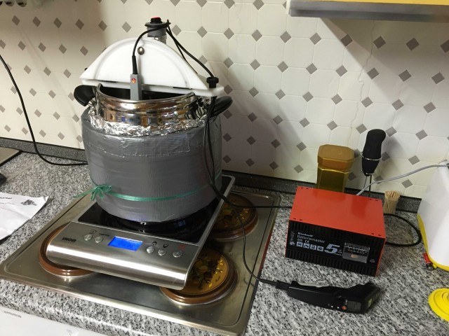 Kochtopf (isoliert) mit 2000W Indu-Platte, Rührwerk läuft mit 12V Getriebemotor, POM Deckel...