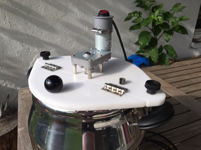 Standard-Getriebemotor für ca. 15,- plus Edelstahl-Scharniere und Bremszugschraube (für Tauchhülse)