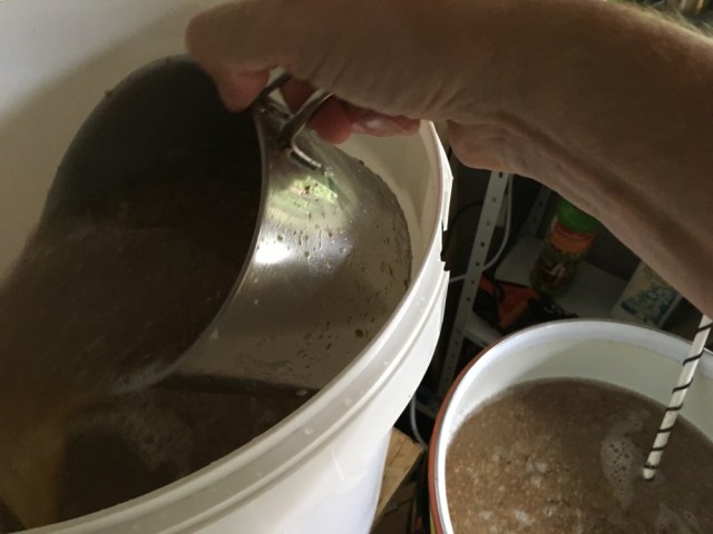 Umschöpfen in den Läutereimer