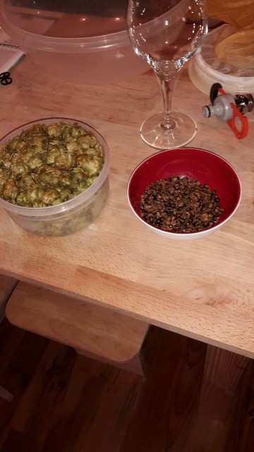 60g Hopfen aus dem Garten und 50g Wacholder