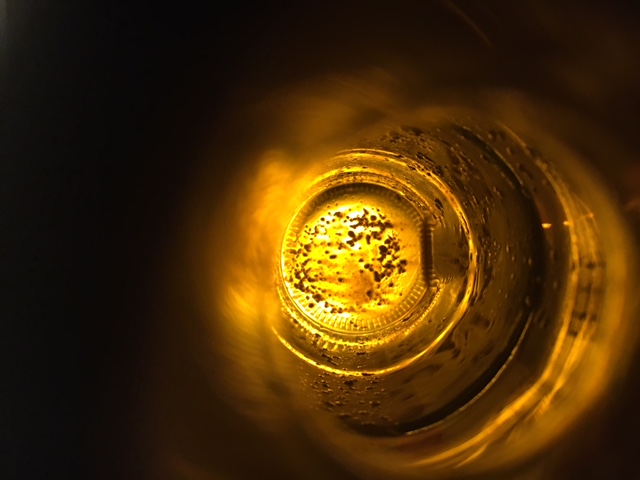 Flaschenboden (leer) einer Flasche mit ausreichend Kohlensäure