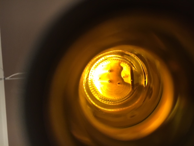 Flaschenboden (leer) einer Flasche mit minimaler Kohlensäure